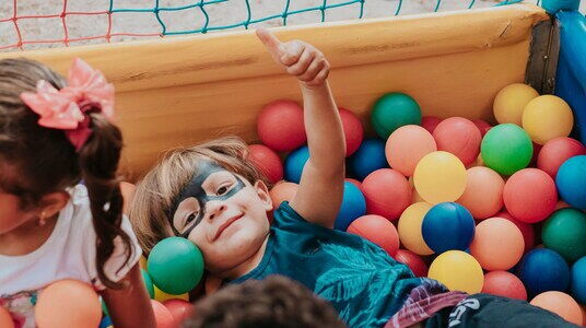 Kinderen in ballenbad