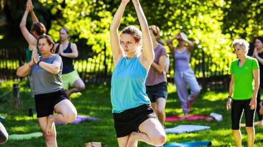 Mensen in park in yogapose