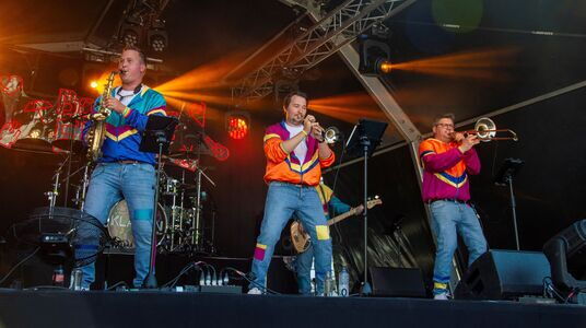 liveband met stomende blazers